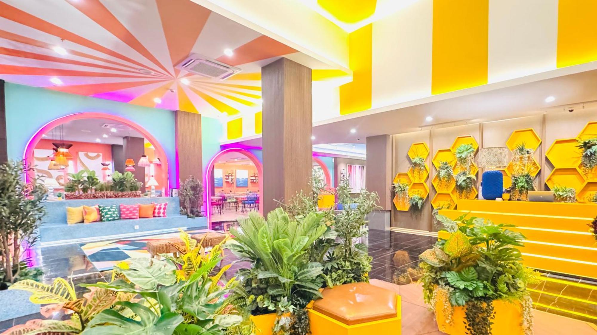 Yellow Bee Resort Cililitan Yakarta Exterior foto