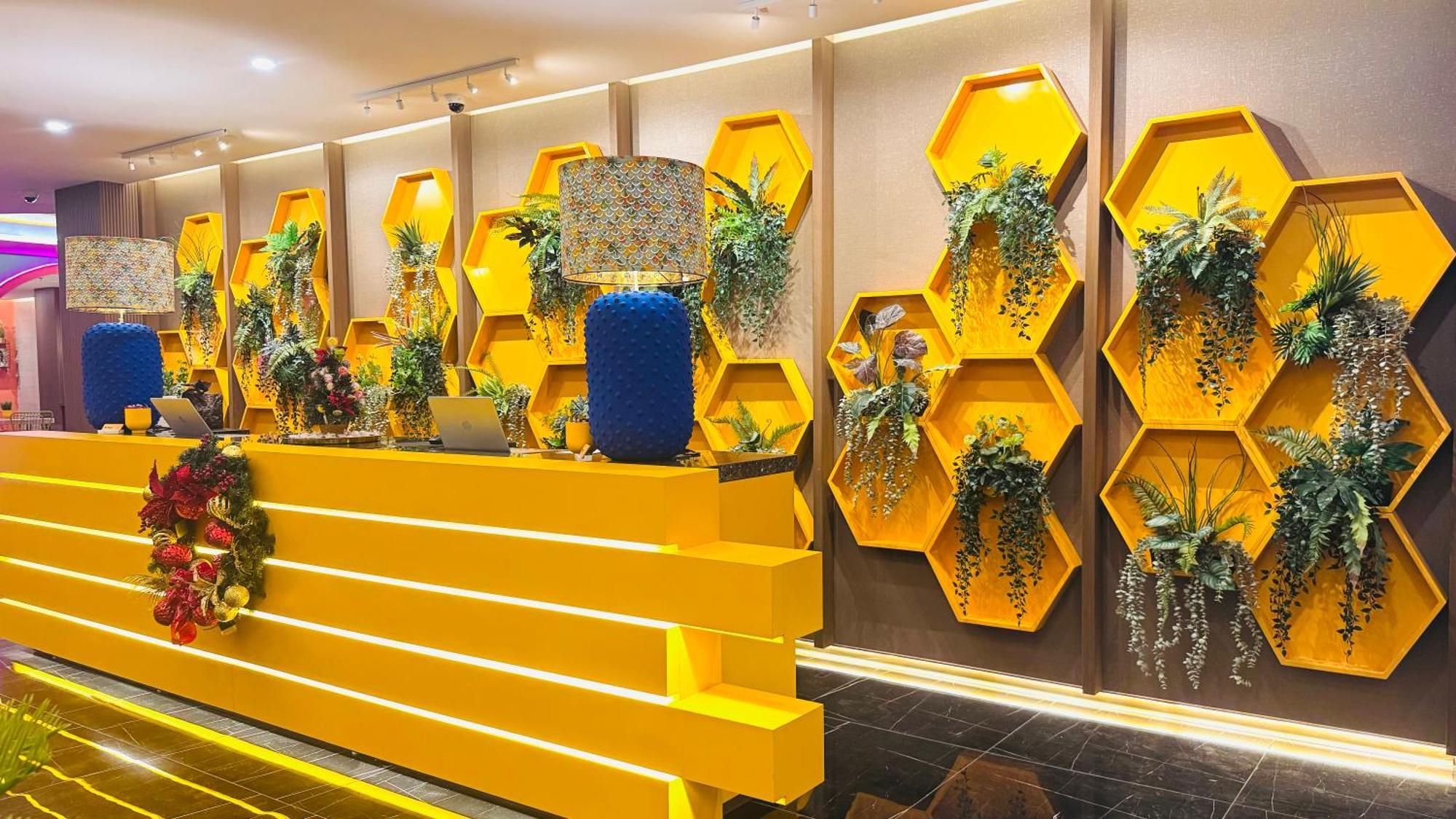 Yellow Bee Resort Cililitan Yakarta Exterior foto