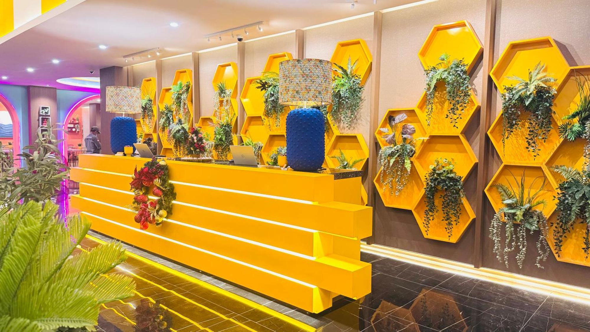 Yellow Bee Resort Cililitan Yakarta Exterior foto
