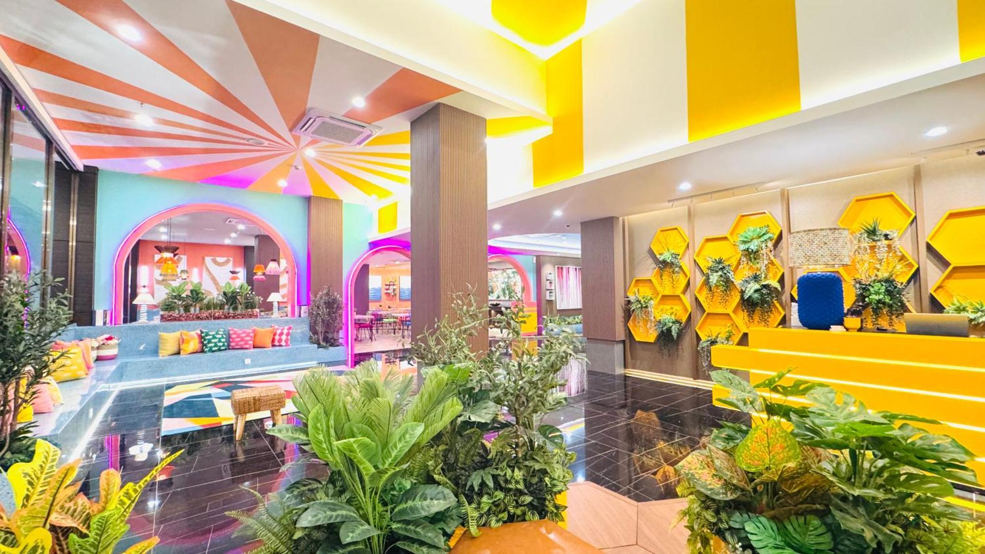 Yellow Bee Resort Cililitan Yakarta Exterior foto
